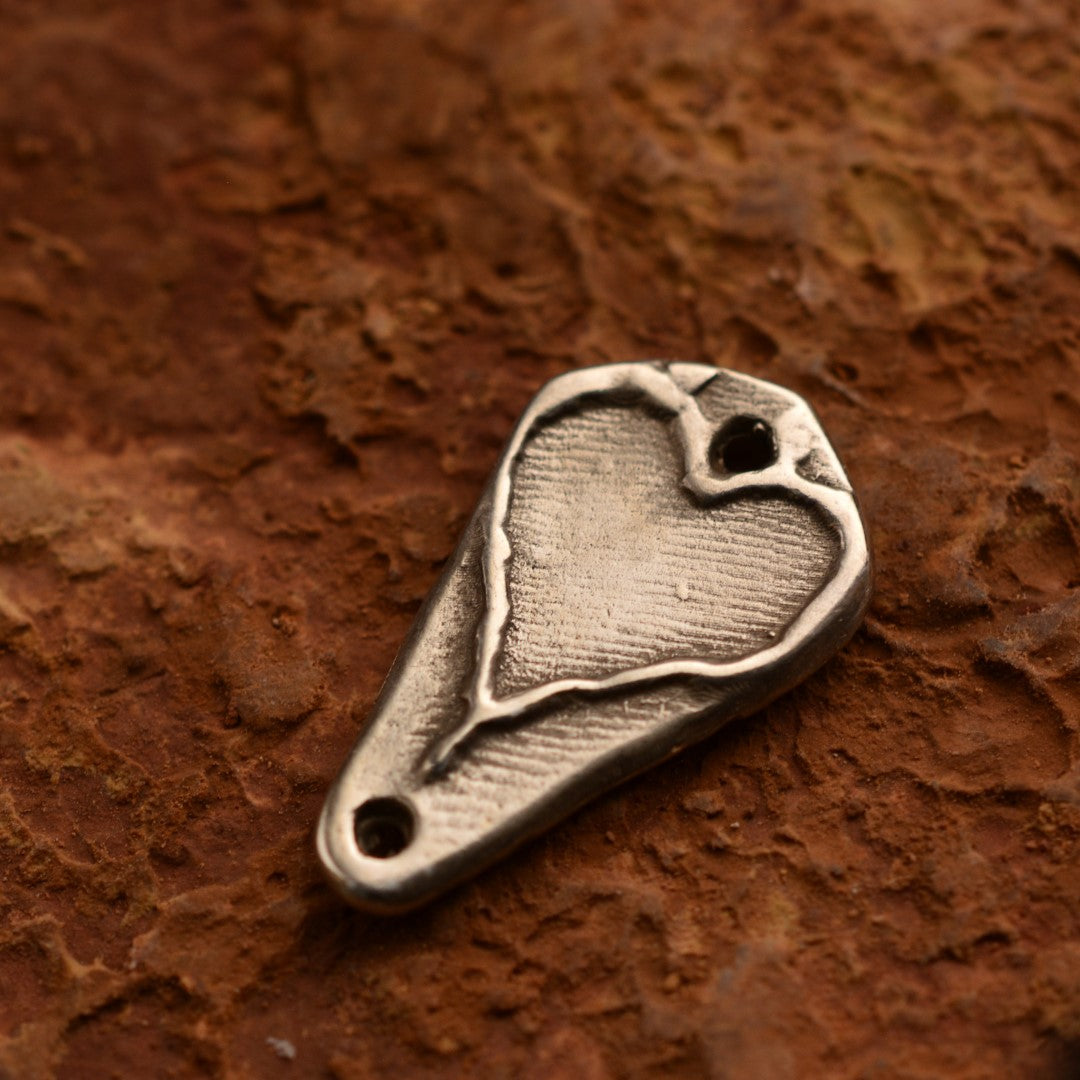 Сребърна висулка 925 „Сърце в квадрат“ – ръчно изработен амулет и талисман за любов и вътрешен баланс, бохо-рустик скулптурно бижу от Арт Дива, заснето върху естествен фон.