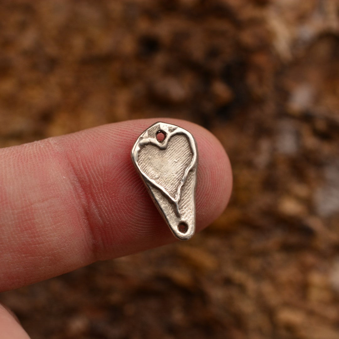 Сребърен медальон 925 „Сърце“ | Амулет на любовта и защитата | Ръчно изработен талисман от Art Diva | Бохо – Рустик – Скулптурно бижу