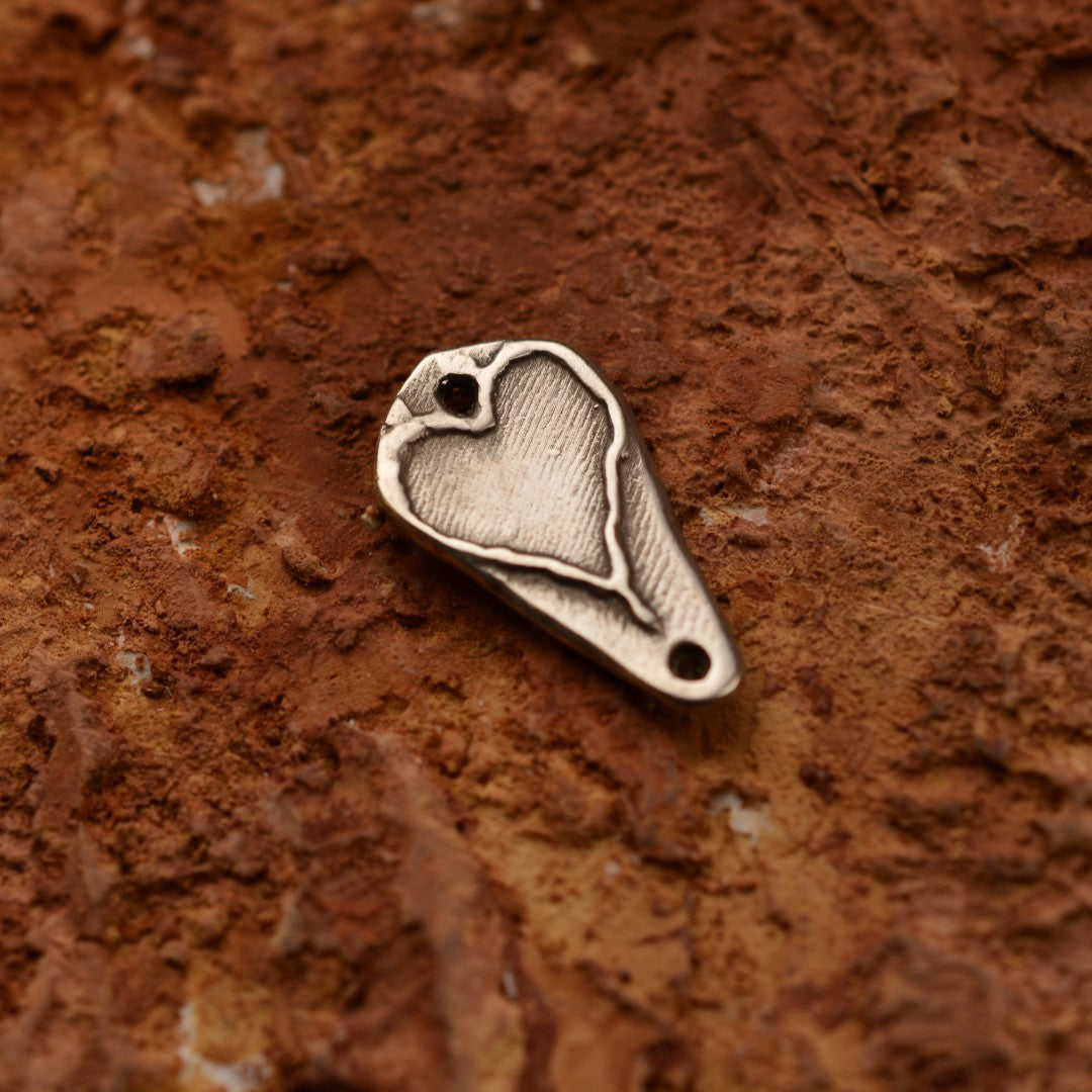 Сребърен медальон 925 „Сърце“ | Амулет на любовта и защитата | Ръчно изработен талисман от Art Diva | Бохо – Рустик – Скулптурно бижу