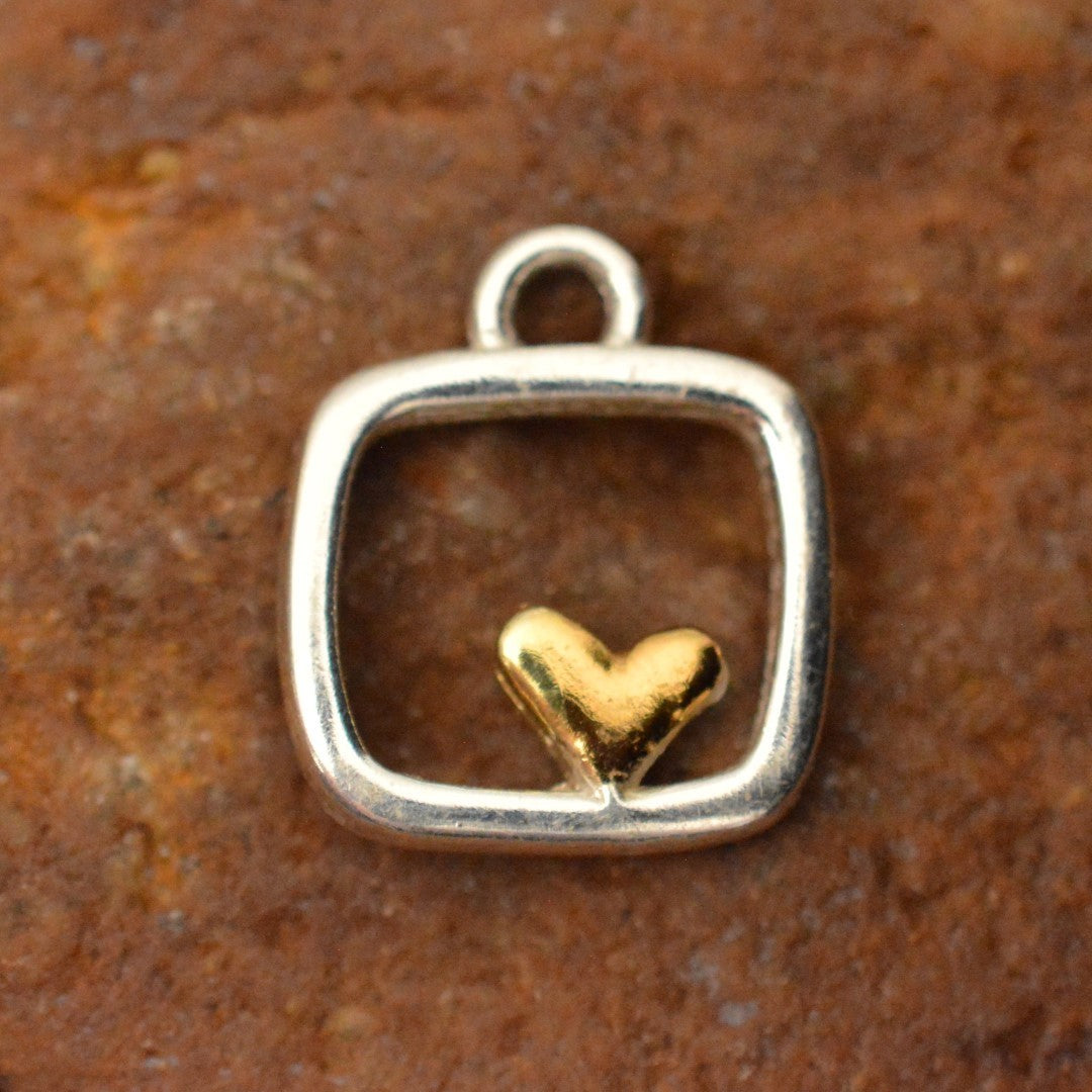 Сребърна висулка 925 „Сърце в квадрат“ със златни акценти – ръчно изработен талисман за любов и баланс, бохо-рустик скулптурно бижу от Арт Дива, заснето върху каменен фон.