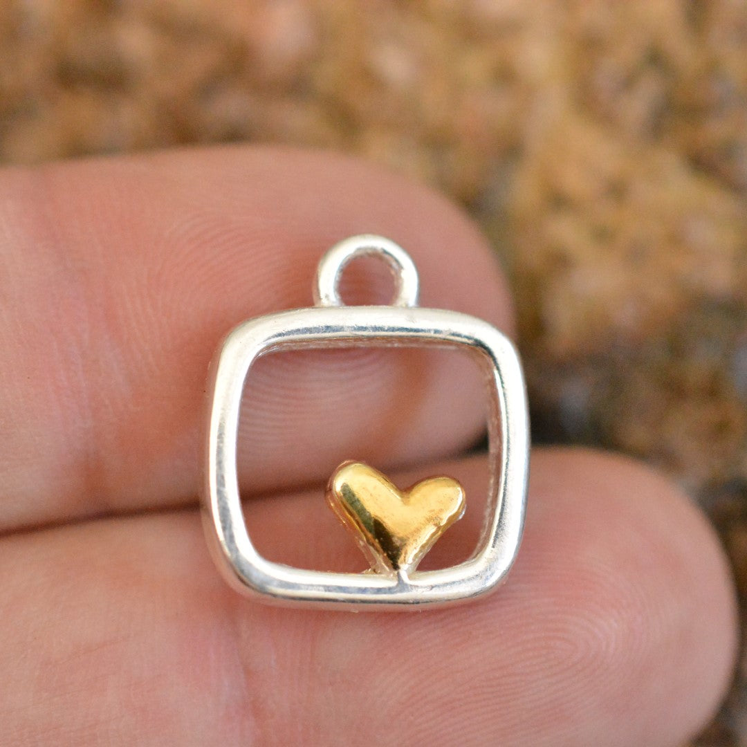 Сребро 925 Висулка Амулет „Сърце в Квадрат“ | Талисман за Любов и Баланс | Бохо – Рустик Скулптурни Бижута | Ръчна Изработка ArtDiva | Колекция „Блясък“ със Златни Акценти