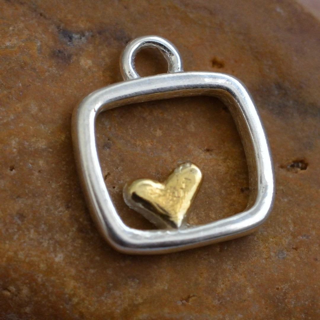 Сребро 925 Висулка Амулет „Сърце в Квадрат“ | Талисман за Любов и Баланс | Бохо – Рустик Скулптурни Бижута | Ръчна Изработка ArtDiva | Колекция „Блясък“ със Златни Акценти