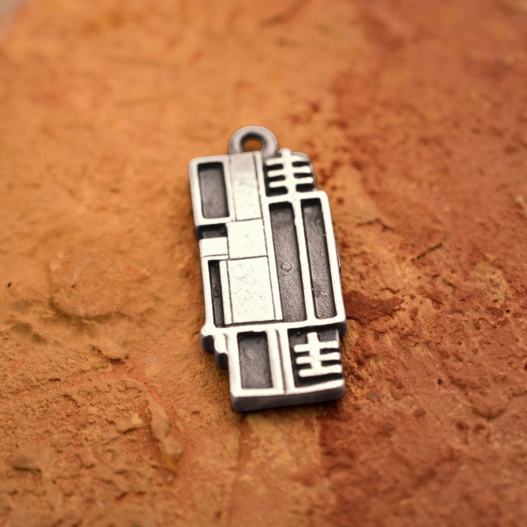 Сребърна висулка 925 „Генезис“ – ръчно изработено артистично скулптурно бижу, символ на ново начало, в бохо-рустик стил от ArtDiva, заснето върху глина.