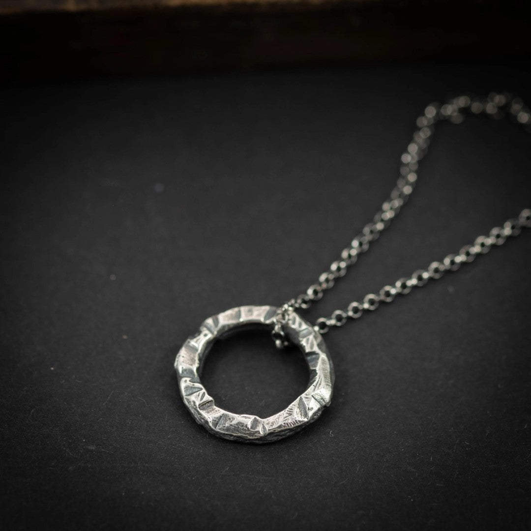 Сребърен медальон 925 „Кръг“ | Мъжки талисман за сила и баланс | Бохо рустик скулптурно бижу, ръчна изработка | Арт Дива