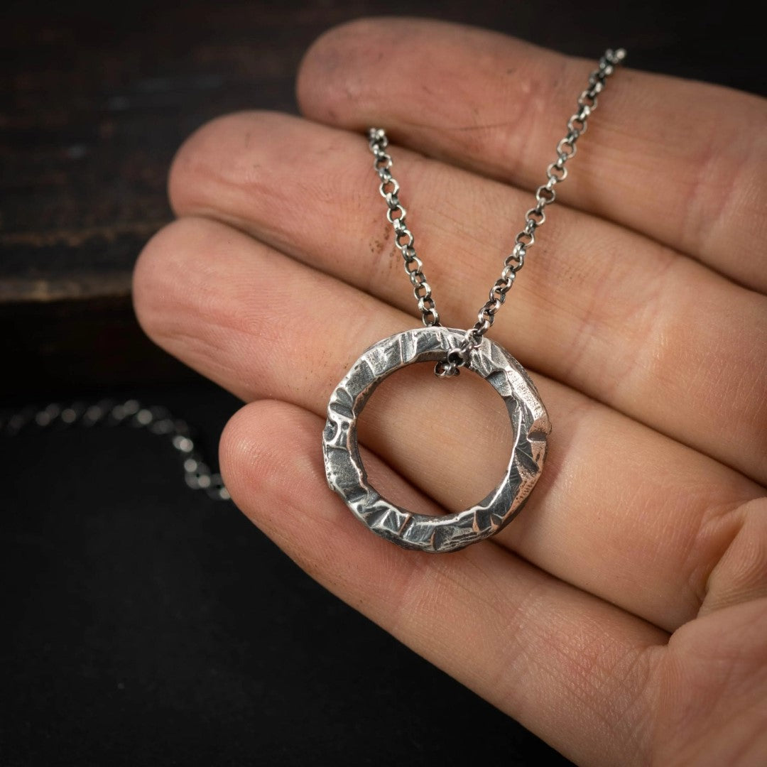 Сребърен медальон 925 „Кръг“ | Мъжки талисман за сила и баланс | Бохо рустик скулптурно бижу, ръчна изработка | Арт Дива