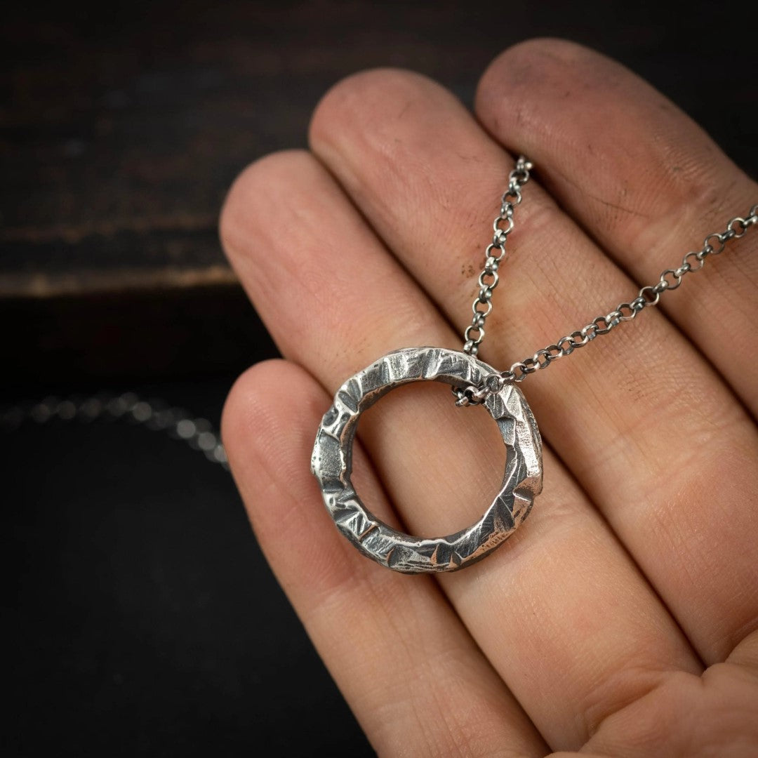 Сребърен медальон 925 „Кръг“ | Мъжки талисман за сила и баланс | Бохо рустик скулптурно бижу, ръчна изработка | Арт Дива