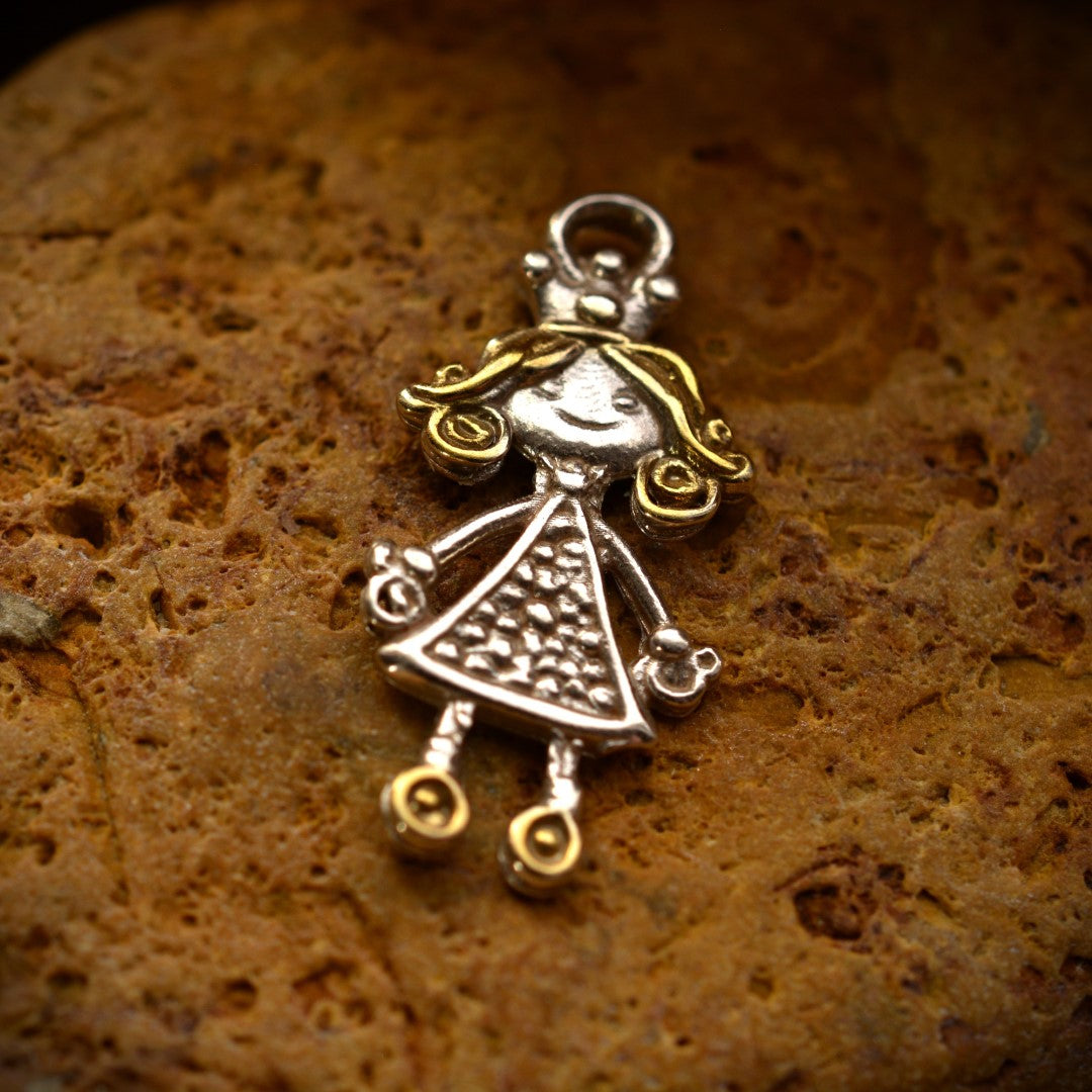 „Малка принцеса“ – сребърен медальон 925 със златни акценти | Талисман на детската радост и безгрижната усмивка | Амулет на обичта и спомените от детството | Бохо – Рустик – Скулптурни бижута | Арт Дива