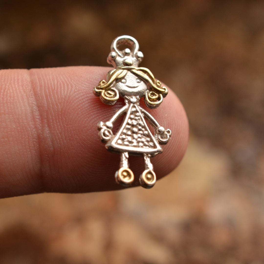 „Малка принцеса“ – сребърен медальон 925 със златни акценти | Талисман на детската радост и безгрижната усмивка | Амулет на обичта и спомените от детството | Бохо – Рустик – Скулптурни бижута | Арт Дива