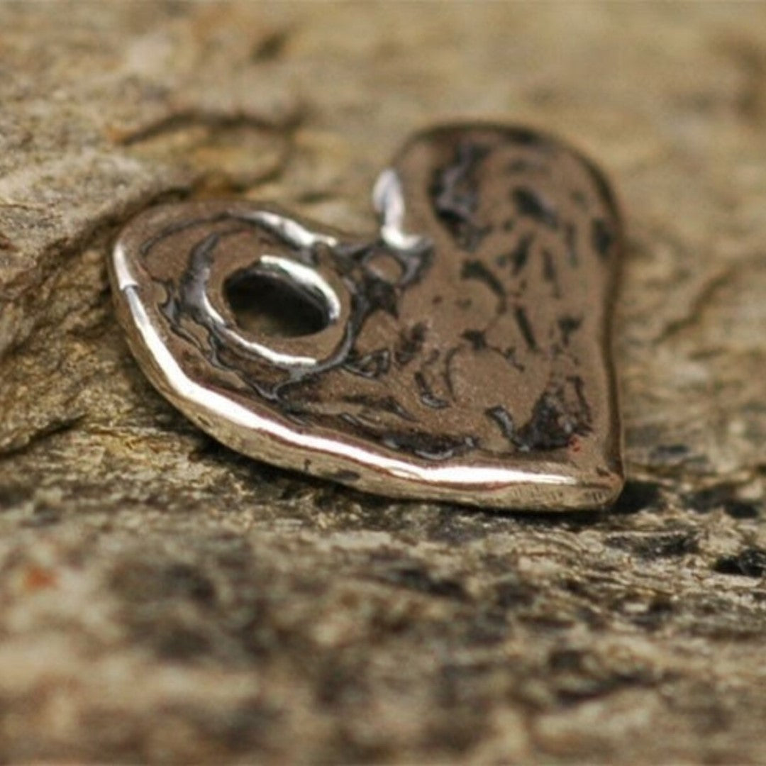 Сребърен медальон 925 сърце – талисман за любов, скулптурно бижу, бохо стил, рустик визия, ръчна изработка | Арт Дива