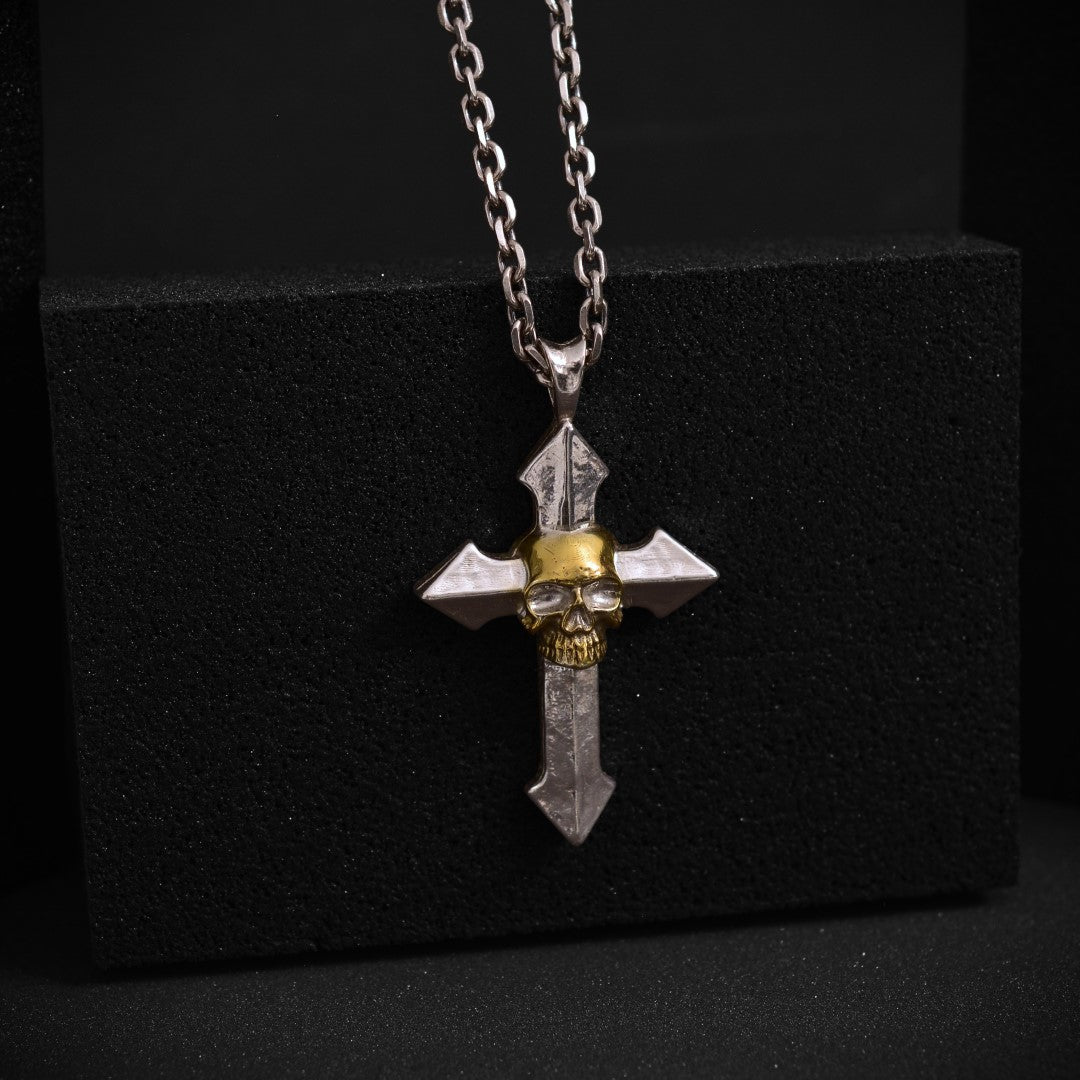 Сребърен медальон 925 „Memento Mori“ – мъжки кръст със златни акценти | Талисман за сила и осъзнатост | Бохо-рустик скулптурно бижу | ArtDiva