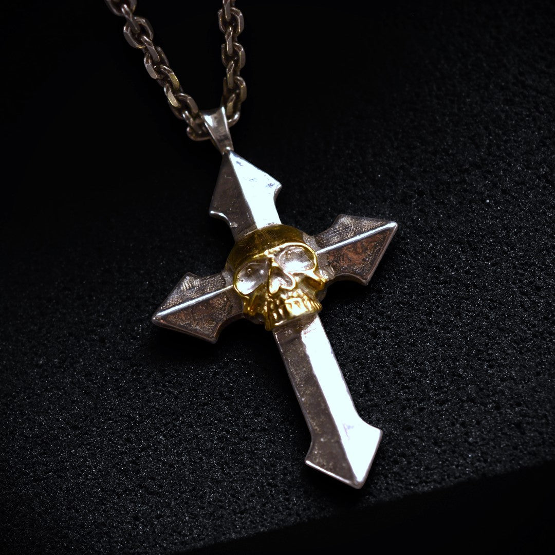 Сребърен медальон 925 „Memento Mori“ – мъжки кръст със златни акценти | Талисман за сила и осъзнатост | Бохо-рустик скулптурно бижу | ArtDiva