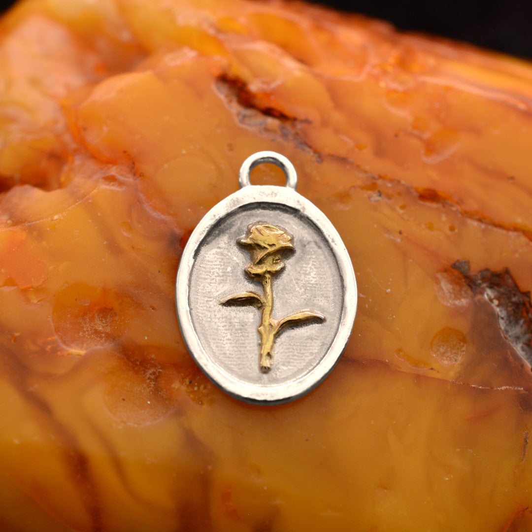 Сребърен медальон роза 925 със златни акценти | Арт висулка талисман „Memento Vivere“ | Ръчно изработено бижу от Арт Дива