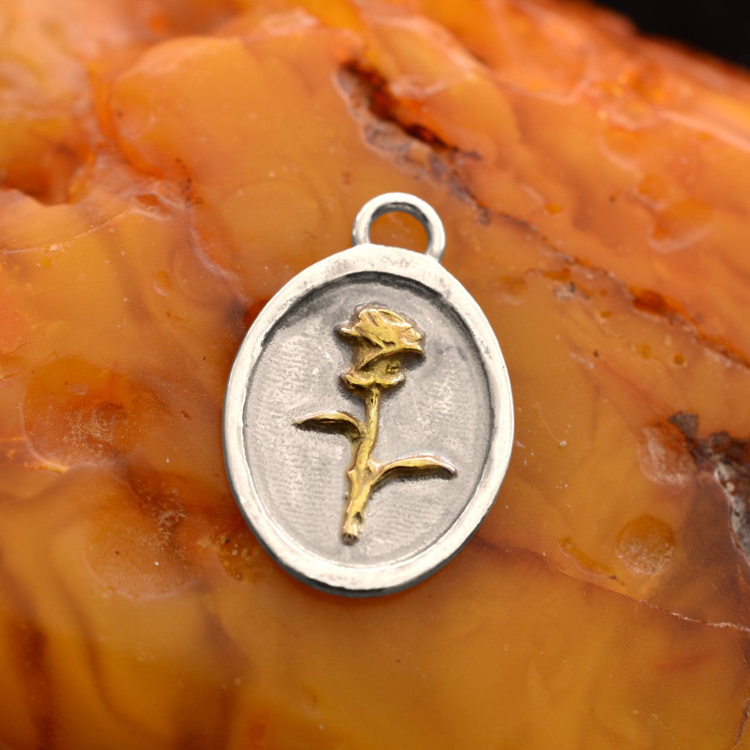 Сребърен медальон роза 925 със златни акценти | Арт висулка талисман „Memento Vivere“ | Ръчно изработено бижу от Арт Дива