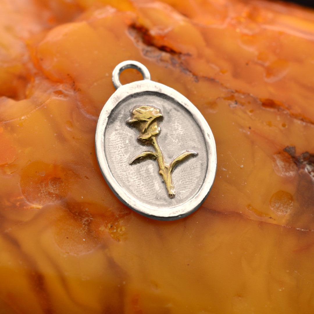 Сребърен медальон роза 925 със златни акценти | Арт висулка талисман „Memento Vivere“ | Ръчно изработено бижу от Арт Дива