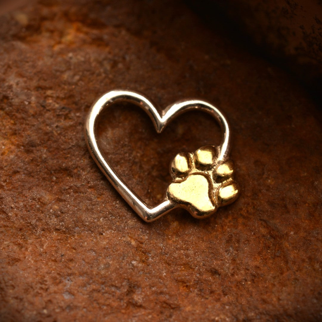 Сребърен медальон 925 „Сърце и лапичка“ – със златни акценти | Талисман на обичта към животните | Бохо – рустик скулптурно бижу | Арт Дива