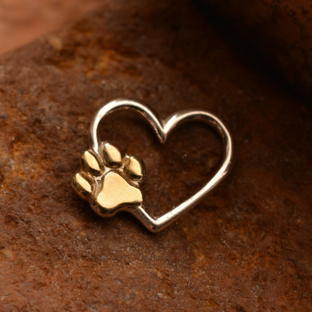 Сребърен медальон 925 „Сърце и лапичка“ – със златни акценти | Талисман на обичта към животните | Бохо – рустик скулптурно бижу | Арт Дива