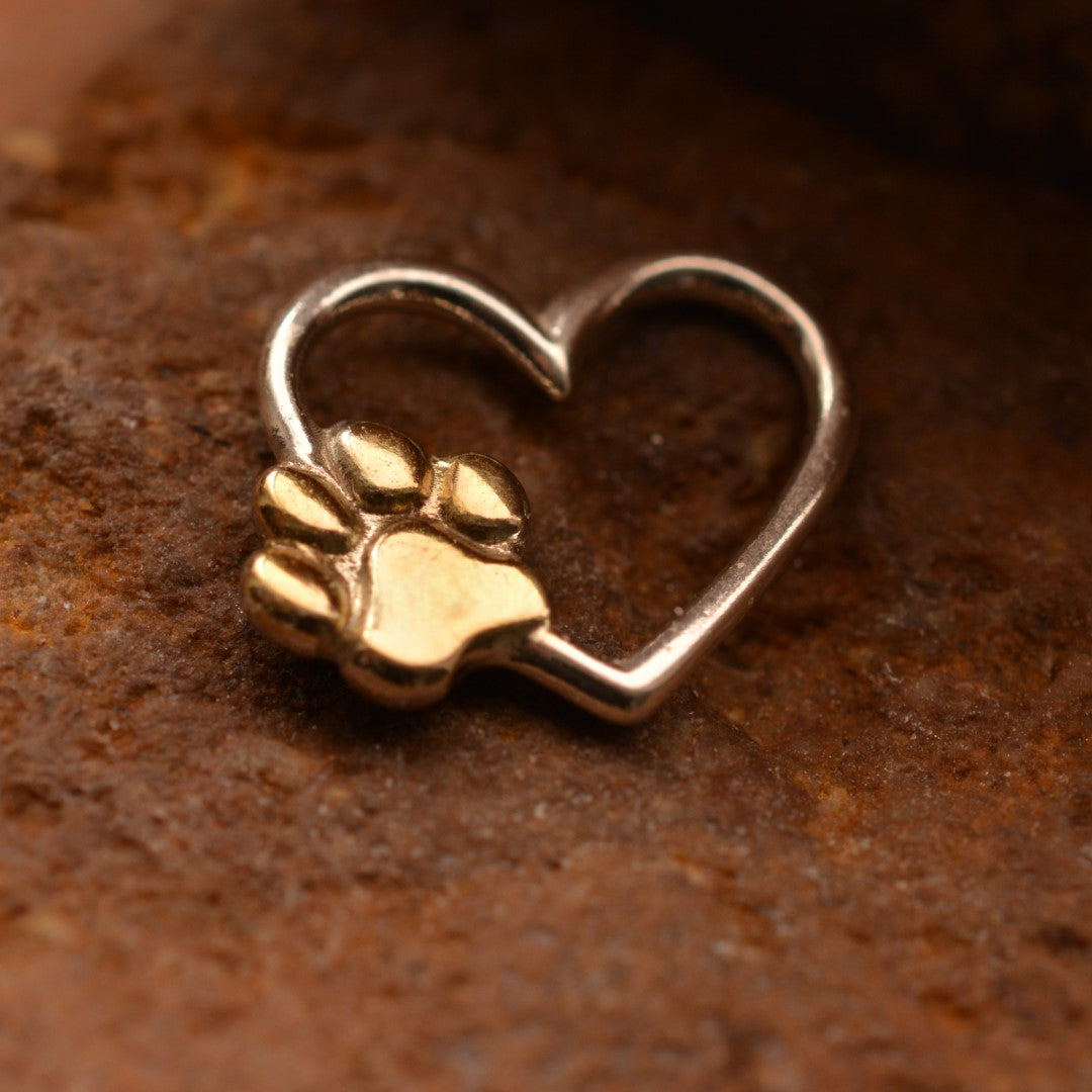 Сребърен медальон 925 „Сърце и лапичка“ – със златни акценти | Талисман на обичта към животните | Бохо – рустик скулптурно бижу | Арт Дива