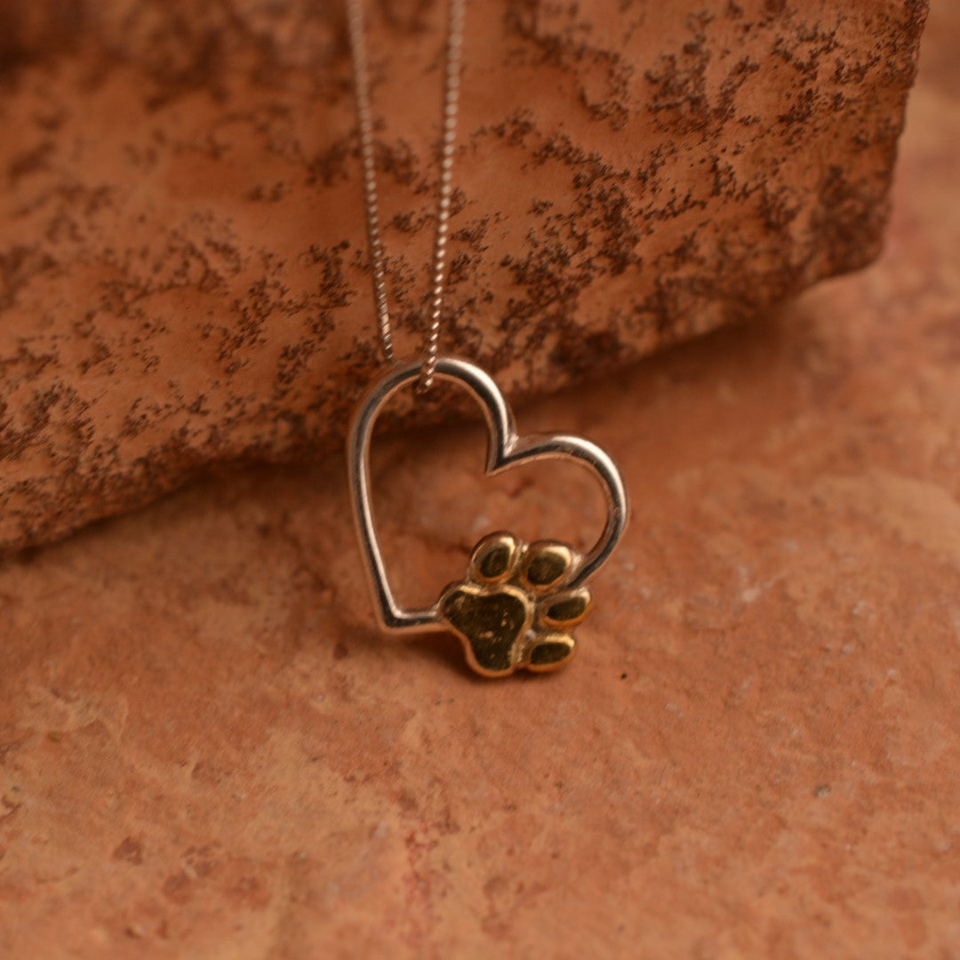 Сребърен медальон 925 „Сърце и лапичка“ – със златни акценти | Талисман на обичта към животните | Бохо – рустик скулптурно бижу | Арт Дива