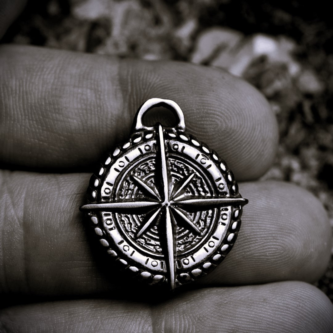 Сребърен медальон 925 „Компас“ – талисман за посока, закрила и вътрешна сила | Бохо рустик скулптурно бижу | ArtDiva