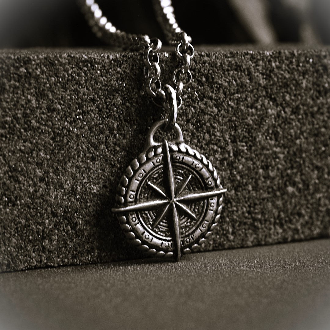 Сребърен медальон 925 „Компас“ – талисман за посока, закрила и вътрешна сила | Бохо рустик скулптурно бижу | ArtDiva