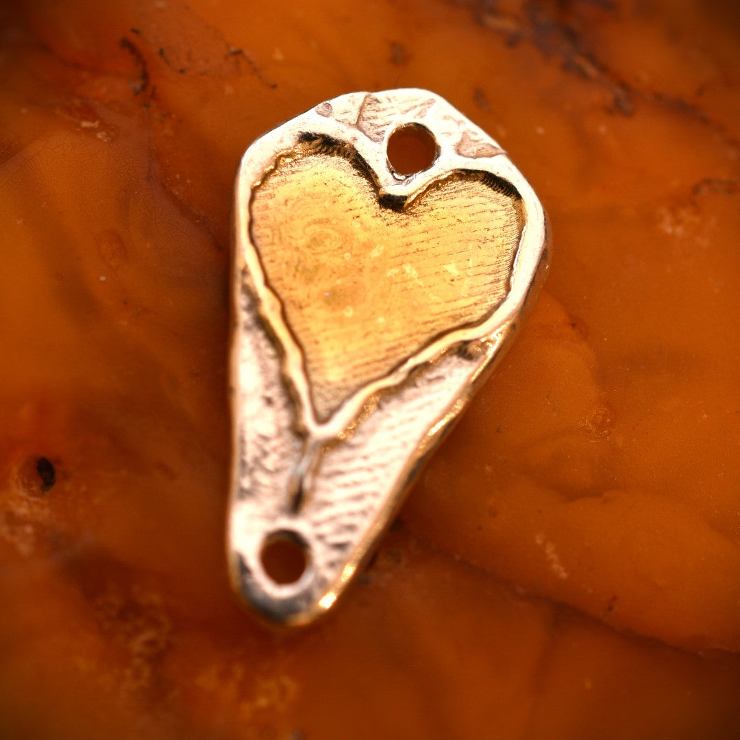 Сребърен медальон 925 „Сърце“ със златни акценти | Амулет на любовта и защитата | Ръчно изработен талисман Art Diva | Бохо – Рустик – Скулптурно бижу