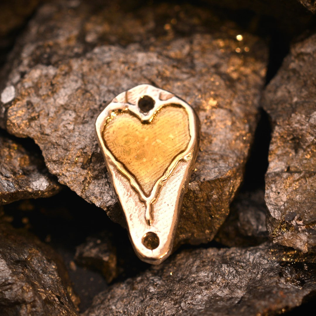 Сребърен медальон 925 „Сърце“ със златни акценти | Амулет на любовта и защитата | Ръчно изработен талисман Art Diva | Бохо – Рустик – Скулптурно бижу