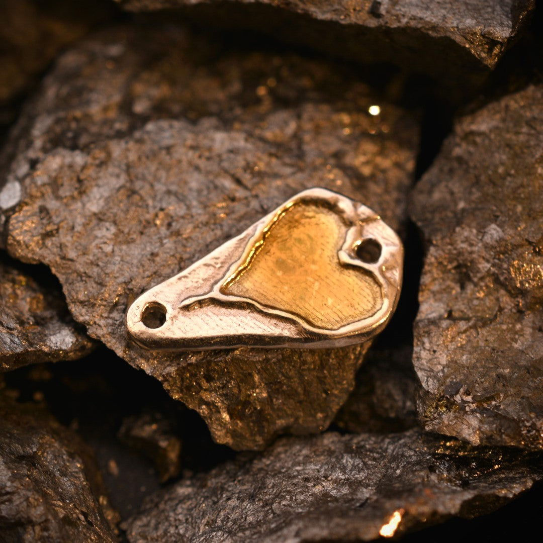 Сребърен медальон 925 „Сърце“ със златни акценти | Амулет на любовта и защитата | Ръчно изработен талисман Art Diva | Бохо – Рустик – Скулптурно бижу