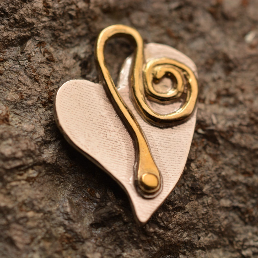 Сребърен медальон 925 „Сърце и спирала“ | Талисман за любов и ново начало | Бохо рустик скулптурно бижу, ръчна изработка | ArtDiva