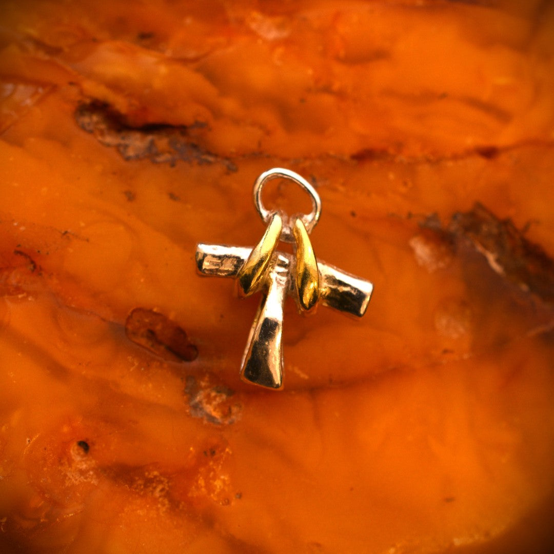 Сребърен медальон 925 „Мини кръст със златни акценти“ – талисман за защита и вътрешна сила | Бохо – рустик – скулптурно бижу | Art Diva