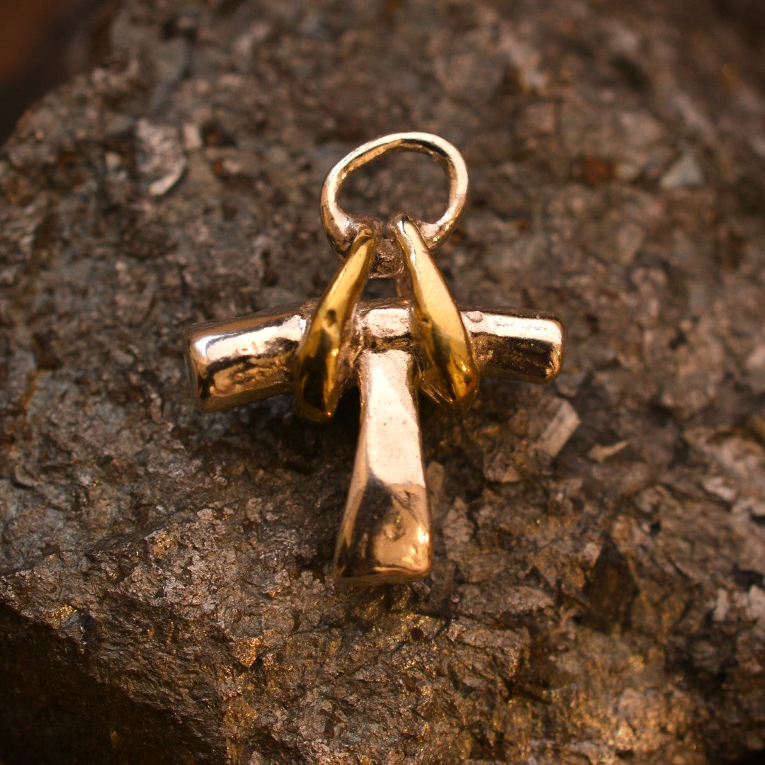 Сребърен медальон 925 „Мини кръст със златни акценти“ – талисман за защита и вътрешна сила | Бохо – рустик – скулптурно бижу | Art Diva