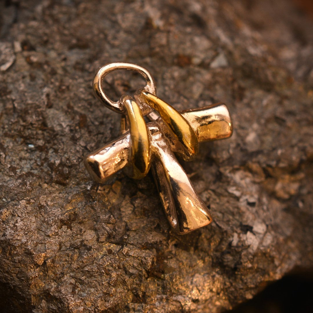 Сребърен медальон 925 „Мини кръст със златни акценти“ – талисман за защита и вътрешна сила | Бохо – рустик – скулптурно бижу | Art Diva