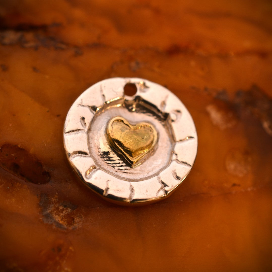 Сребърен медальон 925 „Златно сърчице в кръг“ – талисман за любов и топлина | Ръчно изработено бохо-рустик бижу | Art Diva