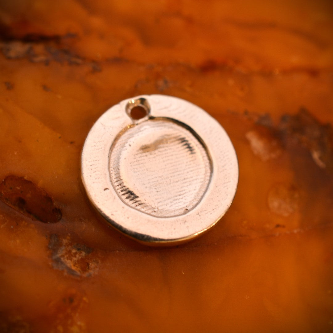 Сребърен медальон 925 „Златно сърчице в кръг“ – талисман за любов и топлина | Ръчно изработено бохо-рустик бижу | Art Diva