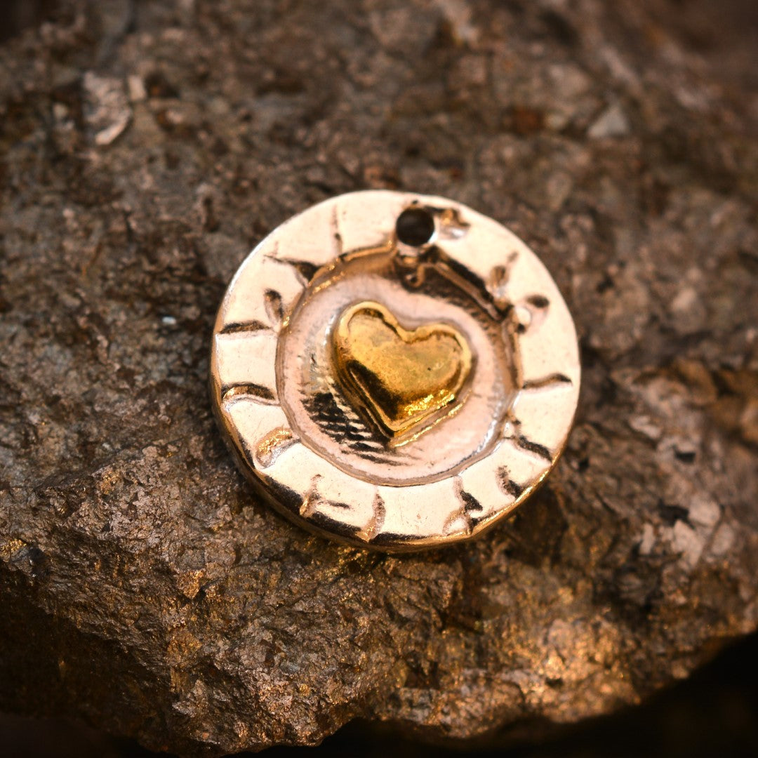Сребърен медальон 925 „Златно сърчице в кръг“ – талисман за любов и топлина | Ръчно изработено бохо-рустик бижу | Art Diva