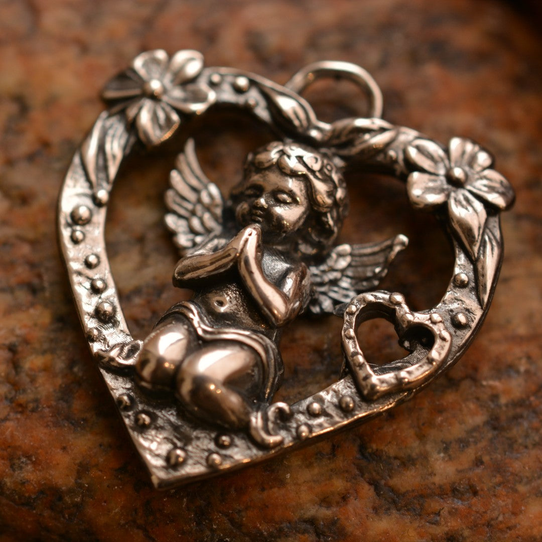 Сребърен медальон 925 „Молитва на Ангел“ | Дамско сърце с ангел и цветя | Талисман за любов и закрила | Бохо рустик скулптурно бижу | ArtDiva