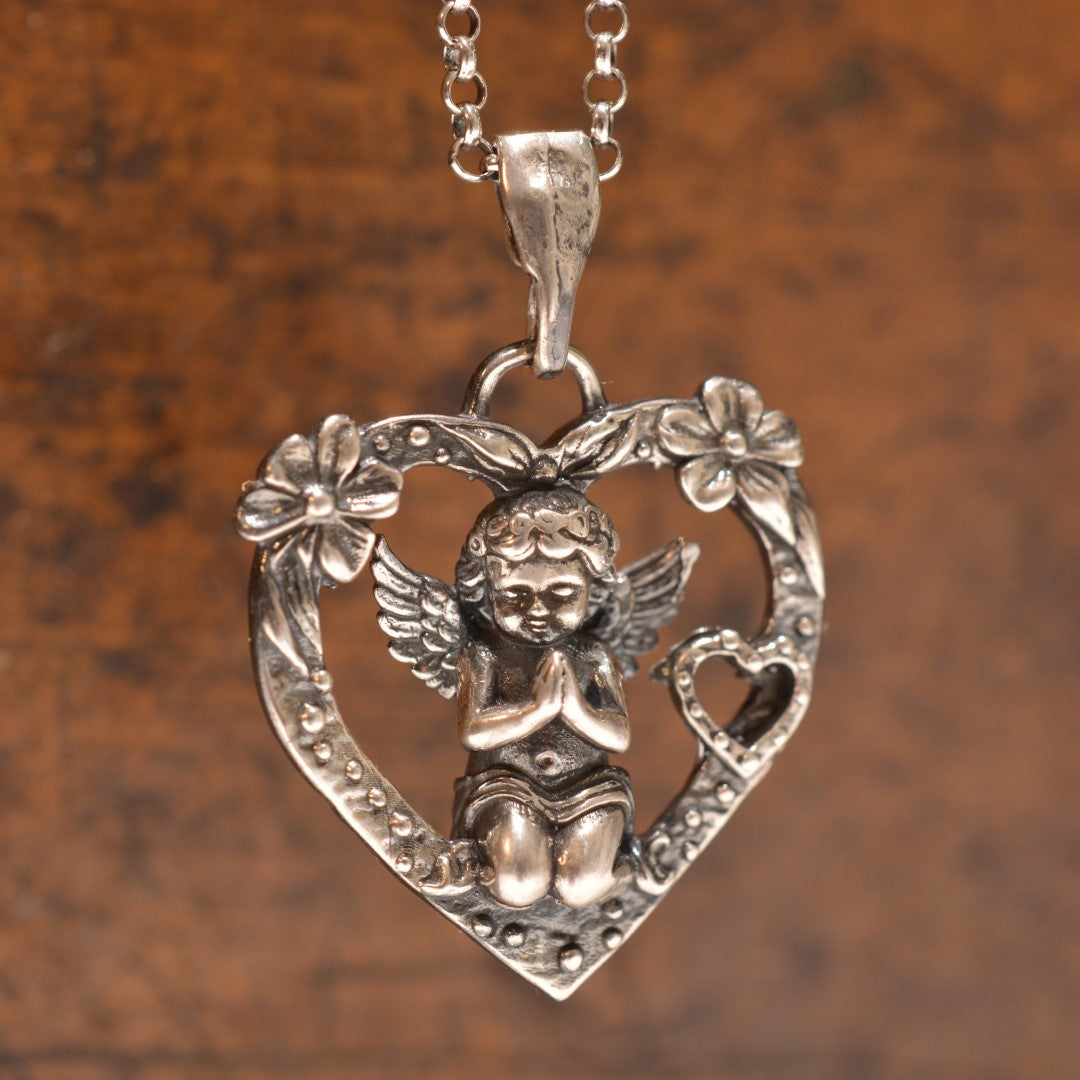 Сребърен медальон 925 „Молитва на Ангел“ | Дамско сърце с ангел и цветя | Талисман за любов и закрила | Бохо рустик скулптурно бижу | ArtDiva