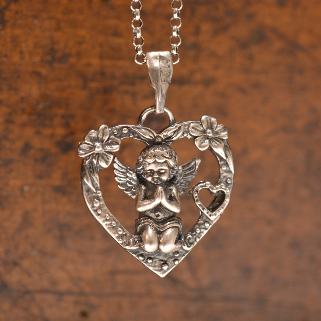 Сребърен медальон 925 „Молитва на Ангел“ | Дамско сърце с ангел и цветя | Талисман за любов и закрила | Бохо рустик скулптурно бижу | ArtDiva
