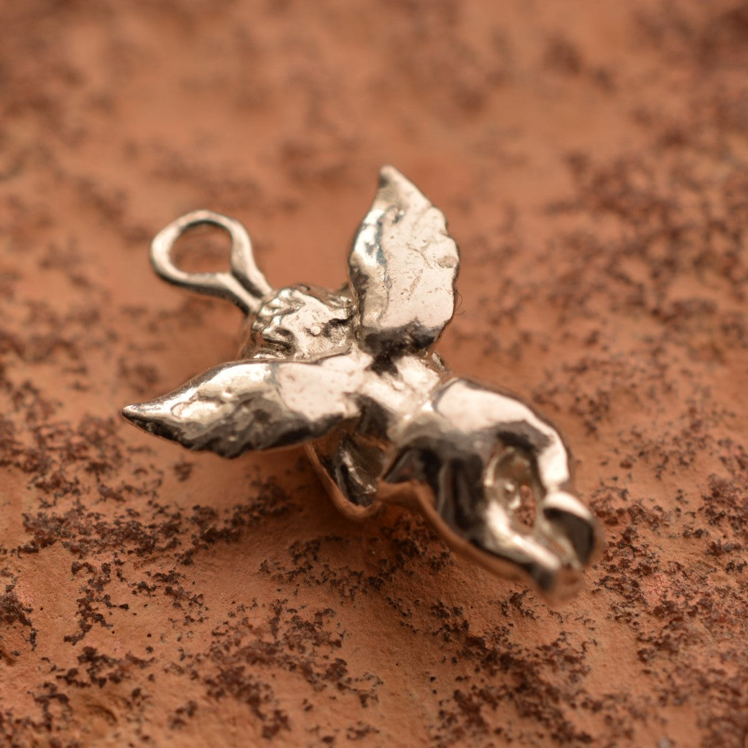 Сребърен медальон 925 „Ангелска любов“ | Висулка-талисман за закрила и нежност | Бохо рустик скулптурно бижу, ръчна изработка | ArtDiva