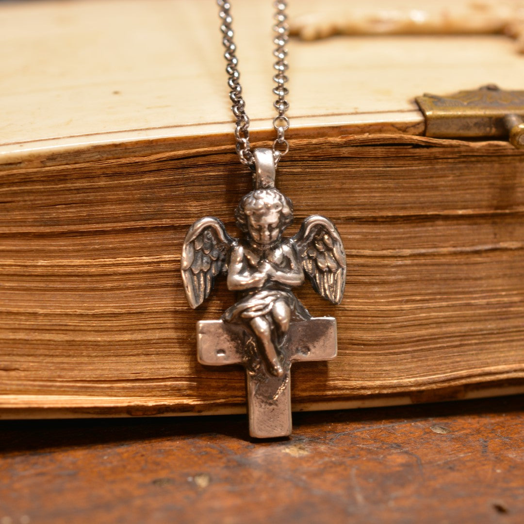 Сребърен медальон 925 „Ангел върху кръст“ | Талисман за закрила и светлина | Бохо рустик скулптурно бижу, ръчна изработка | ArtDiva