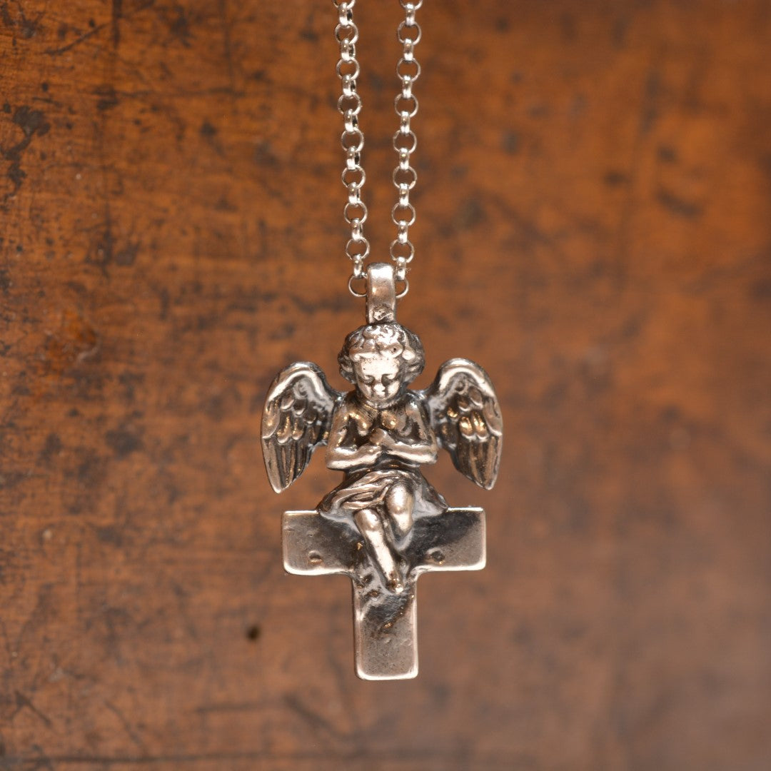 Сребърен медальон 925 „Ангел върху кръст“ | Талисман за закрила и светлина | Бохо рустик скулптурно бижу, ръчна изработка | ArtDiva