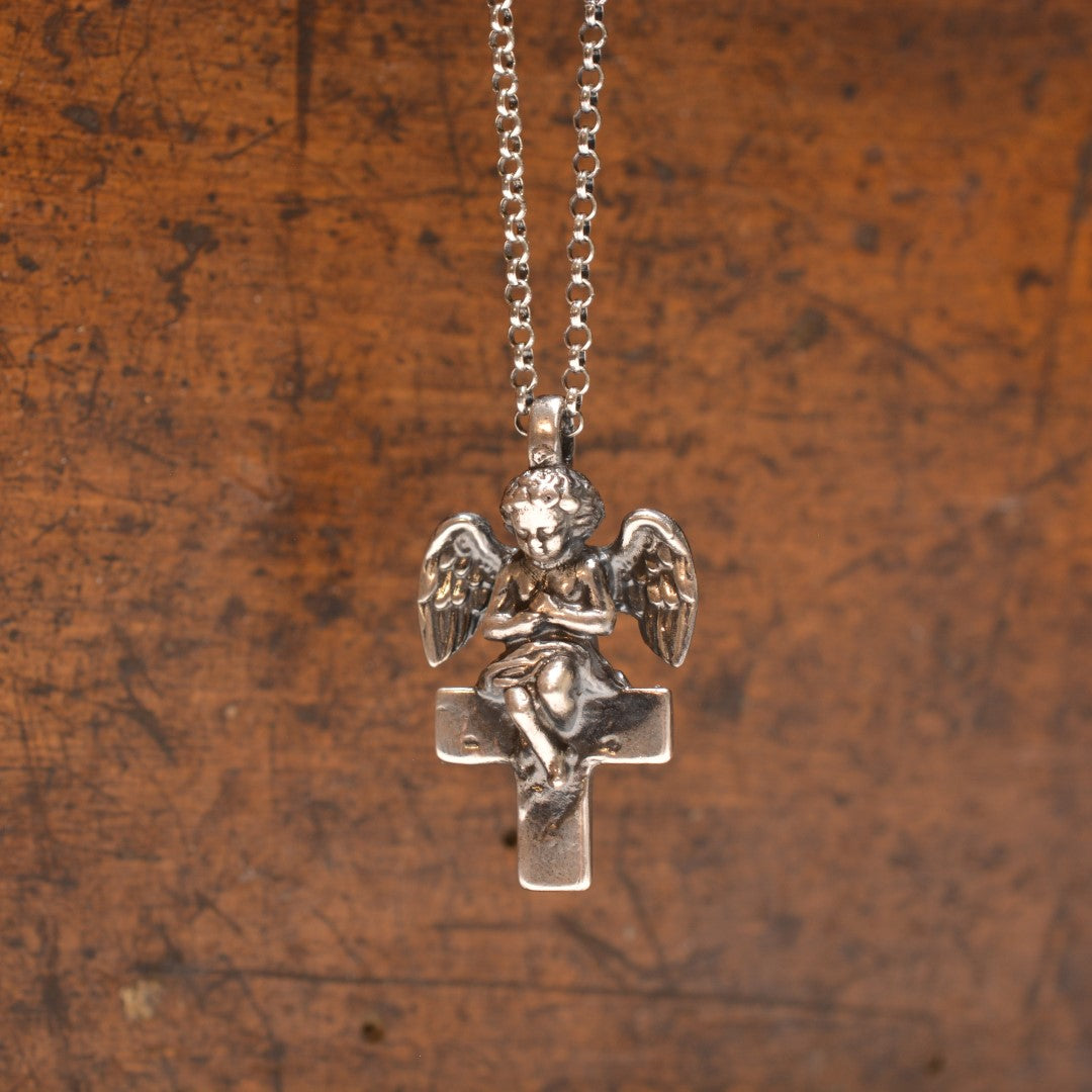 Сребърен медальон 925 „Ангел върху кръст“ | Талисман за закрила и светлина | Бохо рустик скулптурно бижу, ръчна изработка | ArtDiva