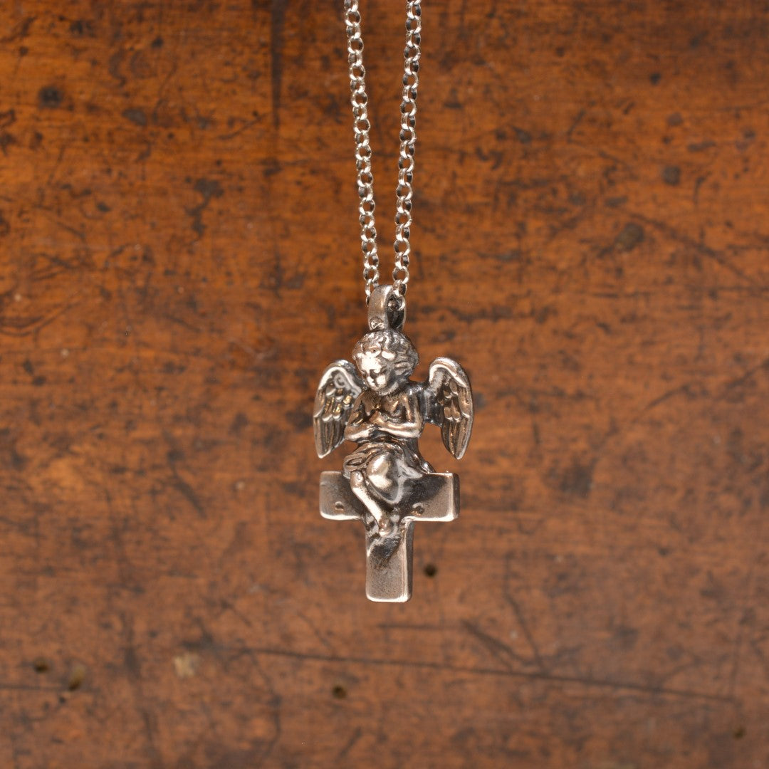 Сребърен медальон 925 „Ангел върху кръст“ | Талисман за закрила и светлина | Бохо рустик скулптурно бижу, ръчна изработка | ArtDiva