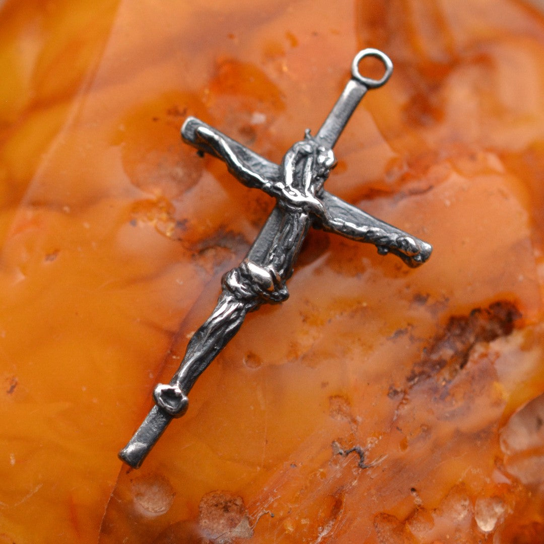 Сребърен медальон 925 „Кръстът на Вярата“ – символ на сила и духовност | Бохо – рустик – скулптурно бижу | Арт Дива