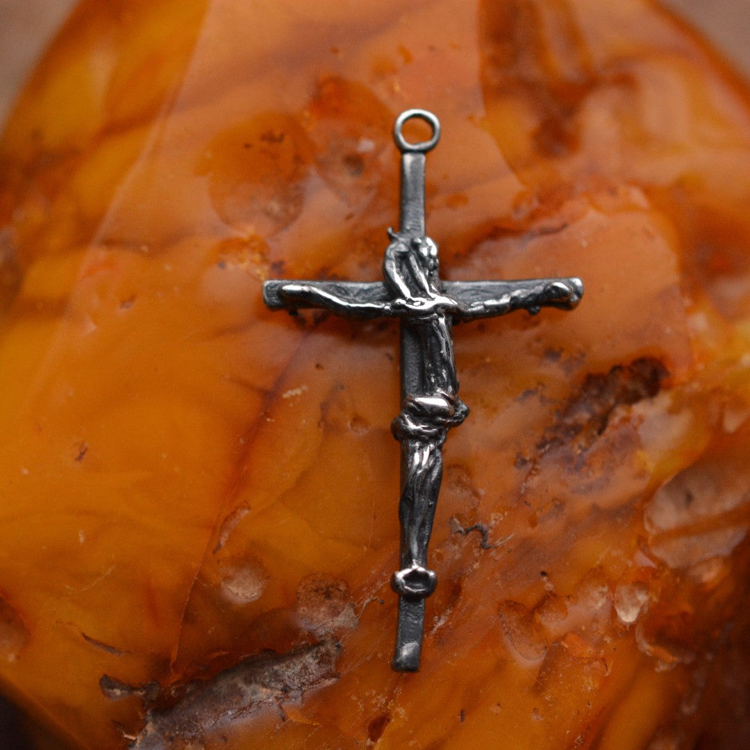 Сребърен медальон 925 „Кръстът на Вярата“ – символ на сила и духовност | Бохо – рустик – скулптурно бижу | Арт Дива