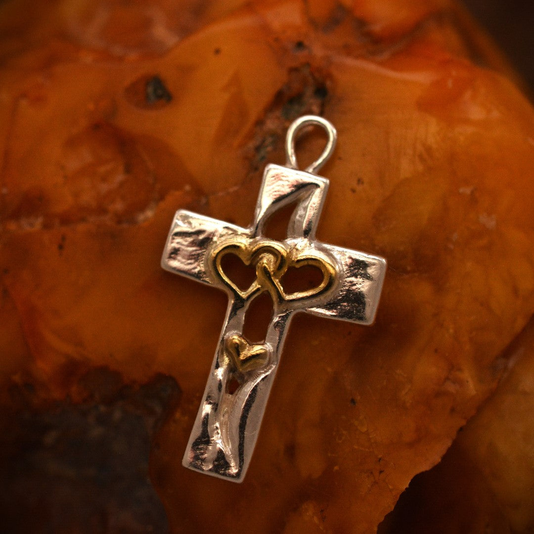 Сребърен медальон 925 „Тройно сърце в кръста“ – символ на любов, вяра и закрила | Бохо – рустик – скулптурно бижу | Арт Дива