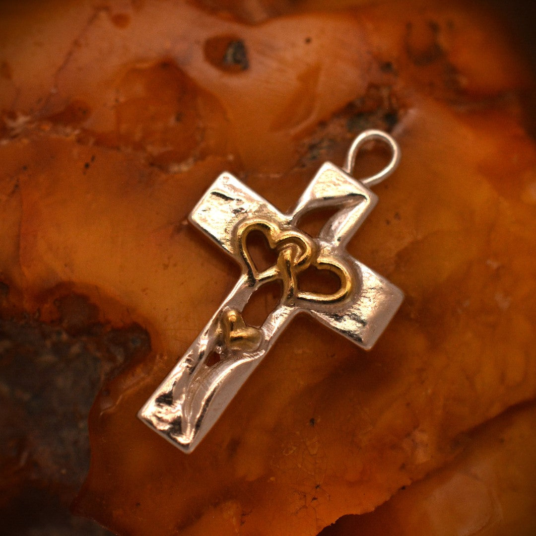 Сребърен медальон 925 „Тройно сърце в кръста“ – символ на любов, вяра и закрила | Бохо – рустик – скулптурно бижу | Арт Дива