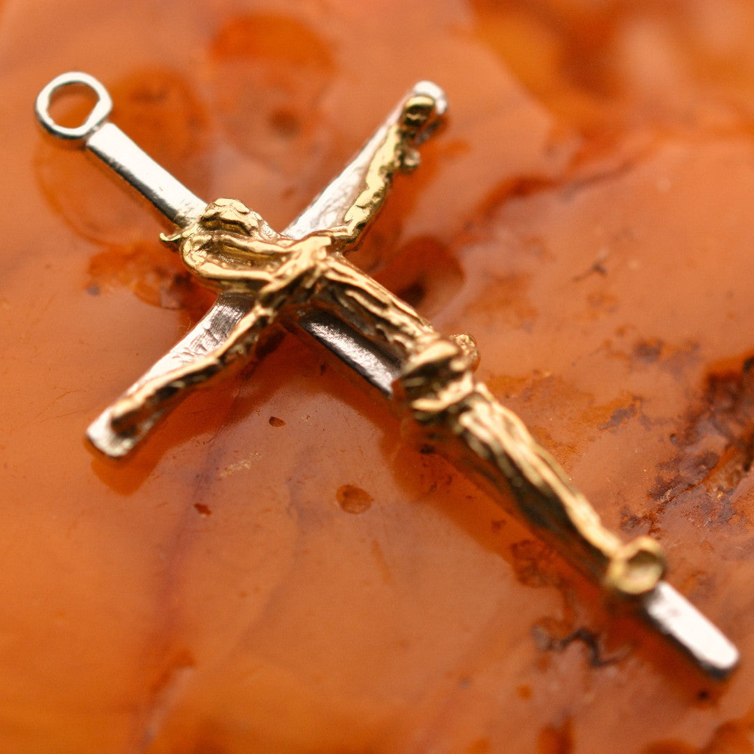 Сребърен медальон 925 „Златният кръст на Вярата“ – символ на духовност и закрила | Бохо – рустик – скулптурно бижу | Арт Дива
