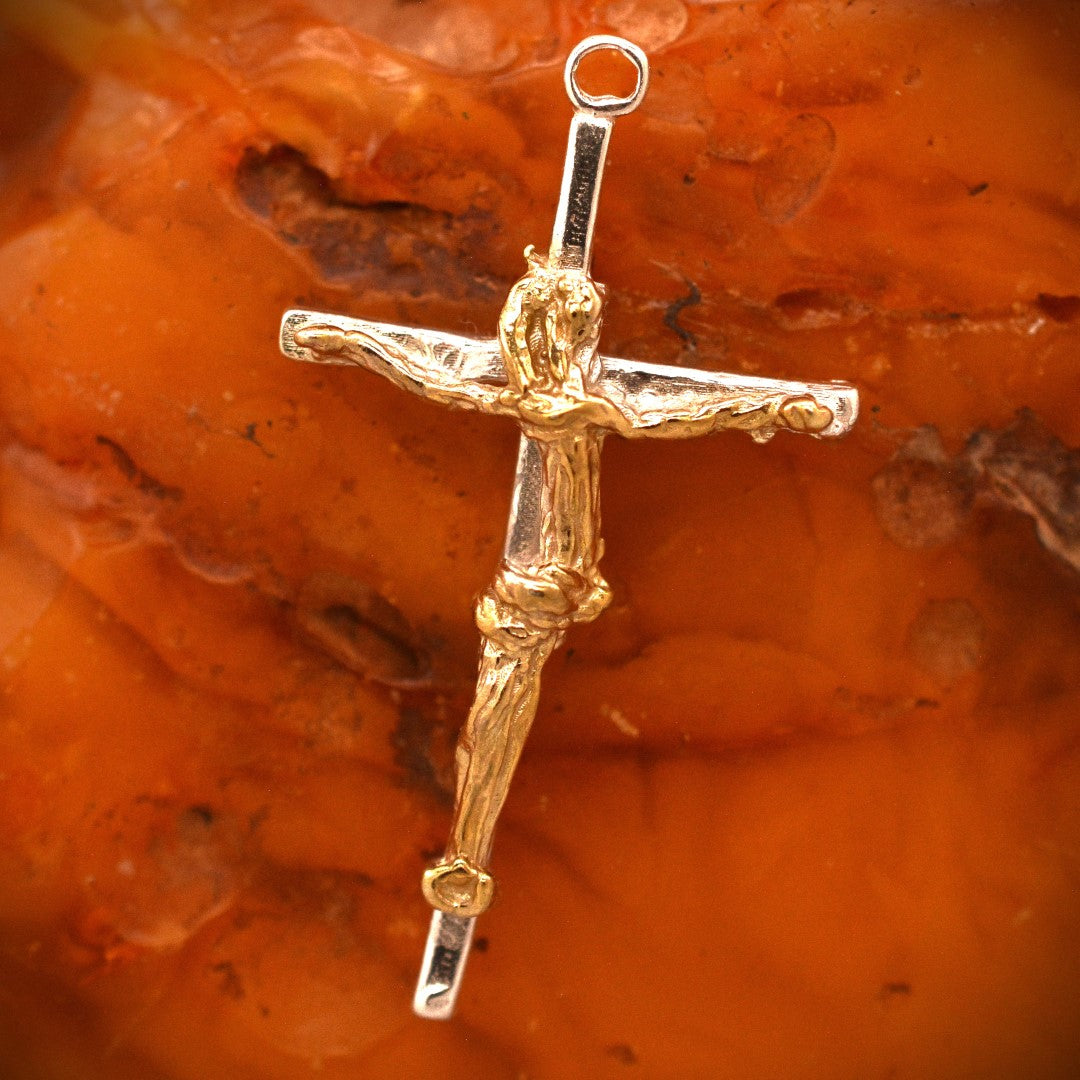 Сребърен медальон 925 „Златният кръст на Вярата“ – символ на духовност и закрила | Бохо – рустик – скулптурно бижу | Арт Дива