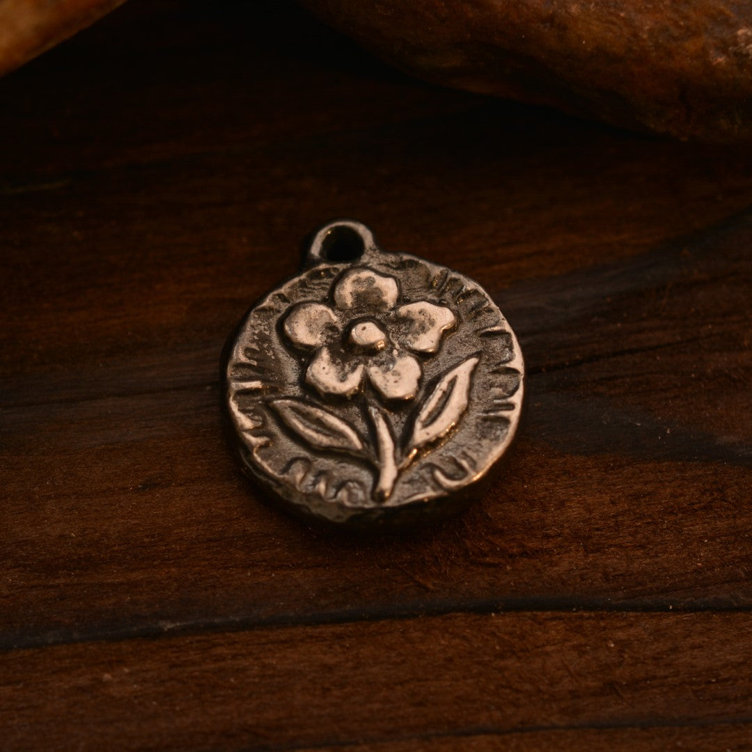 Сребърен медальон 925 „Цветна хармония“ – символ на нежност и ново начало | Бохо – рустик – скулптурно бижу | Арт Дива