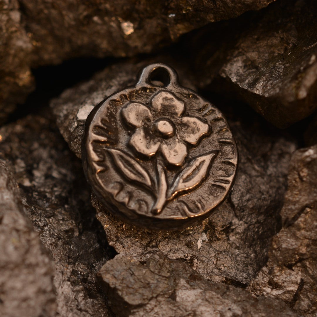 Сребърен медальон 925 „Цветна хармония“ – символ на нежност и ново начало | Бохо – рустик – скулптурно бижу | Арт Дива